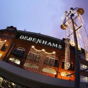 Pic by Richard Crease   11/12/06  bmthxshopping4 , Christmas decorations and  festive displays  light up  Bournemouth town centre  when people go about their Christmas shopping. Debenhams