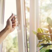 Should windows be open or closed during a heatwave?