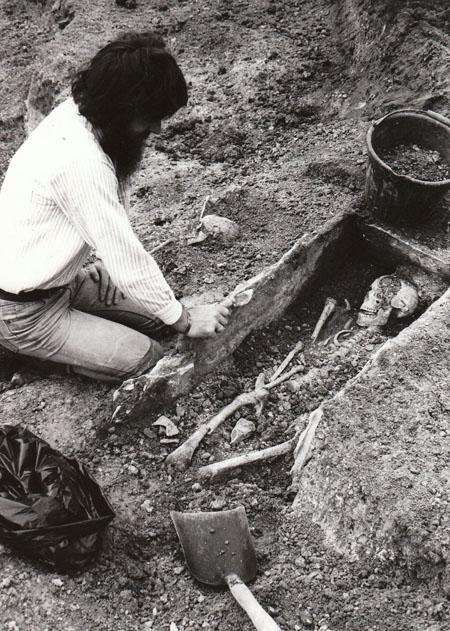 In 1982 thirty graves dating back to 4th century AD were found at Shepherds Farm in Ulwell, Swanage. Blandford archaeologist Peter Woodward views one of the finds.