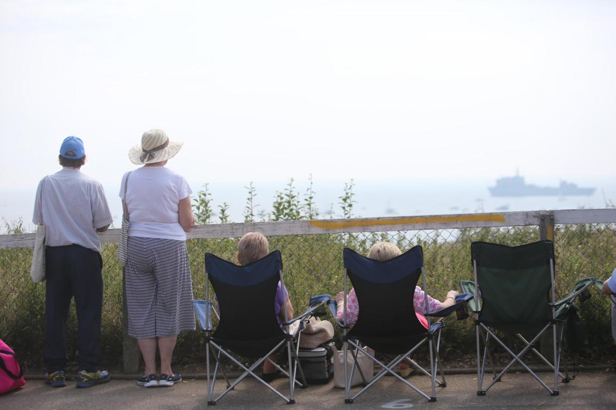 The crowds along the cliff