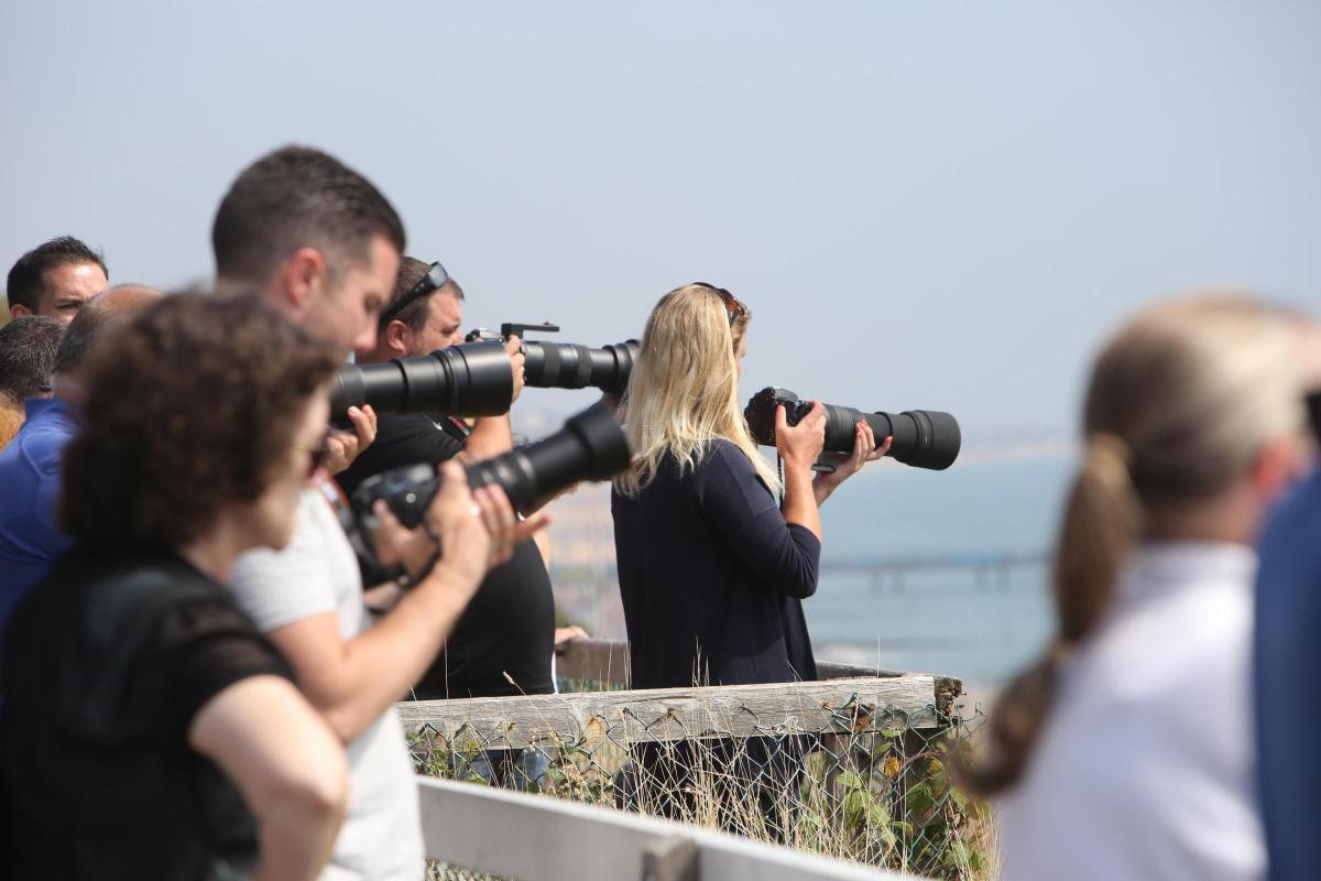 The crowds along the cliff