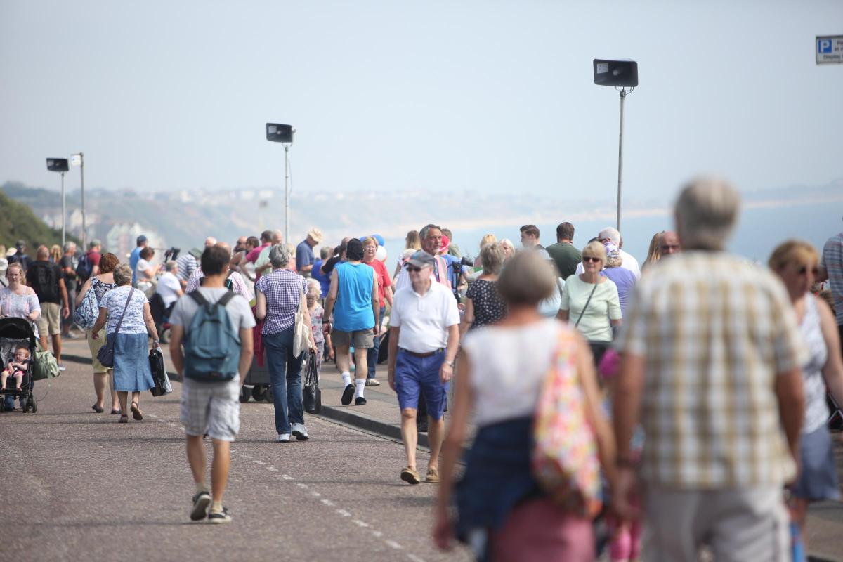 The crowds along the cliff